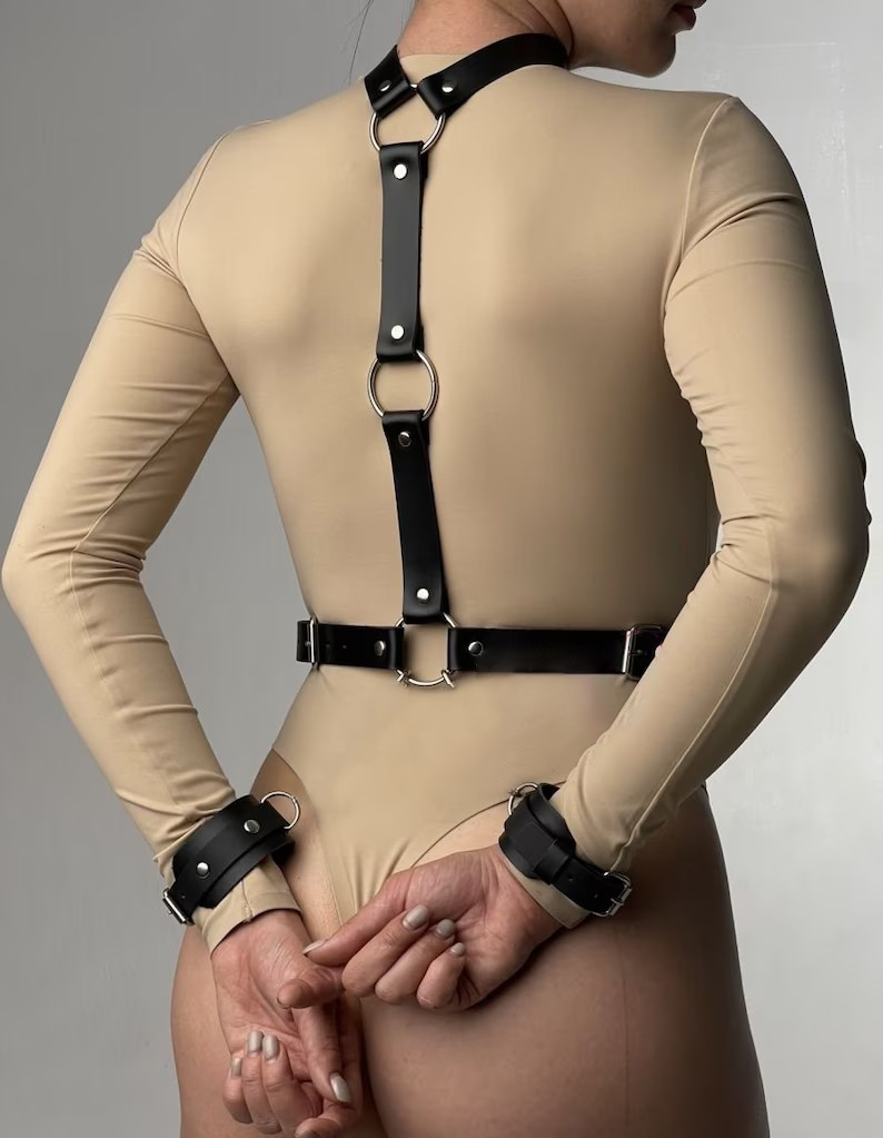Women's Sexy Leather Harness B - Garter Belt Set recension och pris